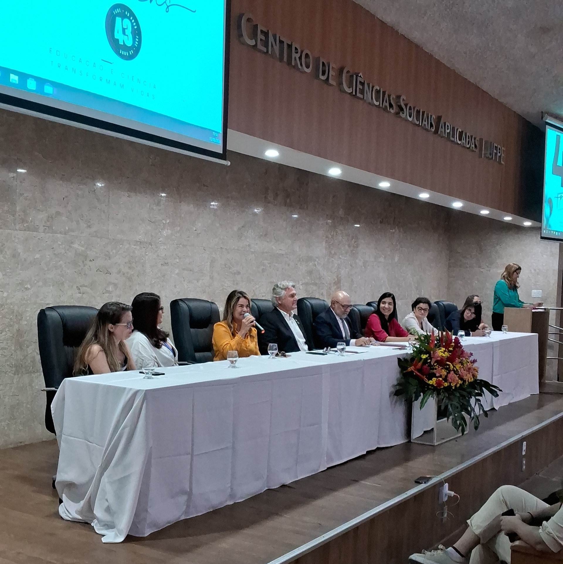 Reitor da UFPB, professor Valdiney Gouveia, recebe Certificado de Reconhecimento da Fade-UFPE Foto: Divulgação