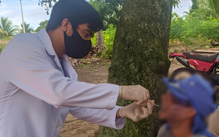 Aluno Lucas Monteiro realizando a coleta de amostras biológicas