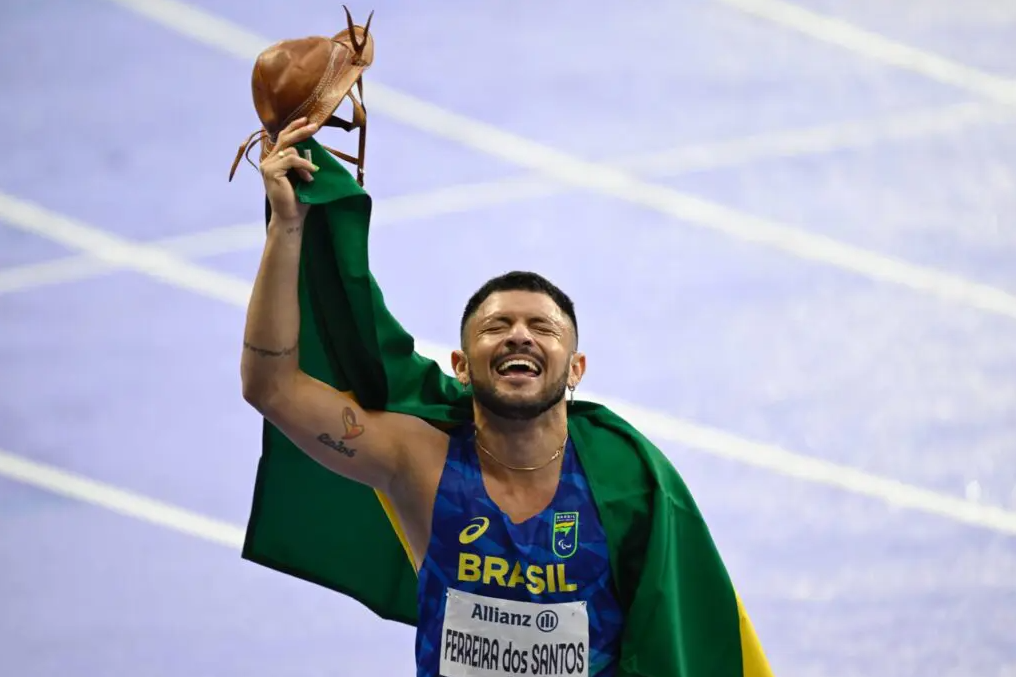 Petrúcio Ferreira é tricampeão paralímpico nos 100m em Paris Foto: Douglas Magno/CPB
