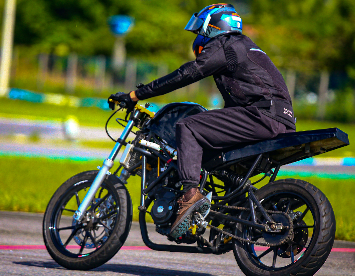 ESTUDANTES DA UFPB PRODUZEM MOTO DE CORRIDA PARA COMPETIÇÃO INTERNACIONAL Foto: Jampa Kart