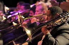 Orquestra é formada por 24 estudantes e músicos profissionais. Crédito: Divulgação