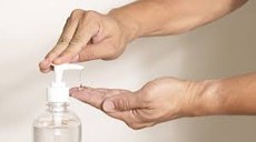 Álcool 70% glicerinado tem o mesmo efeito sanitizante que o álcool em gel. Foto: Reprodução/Google