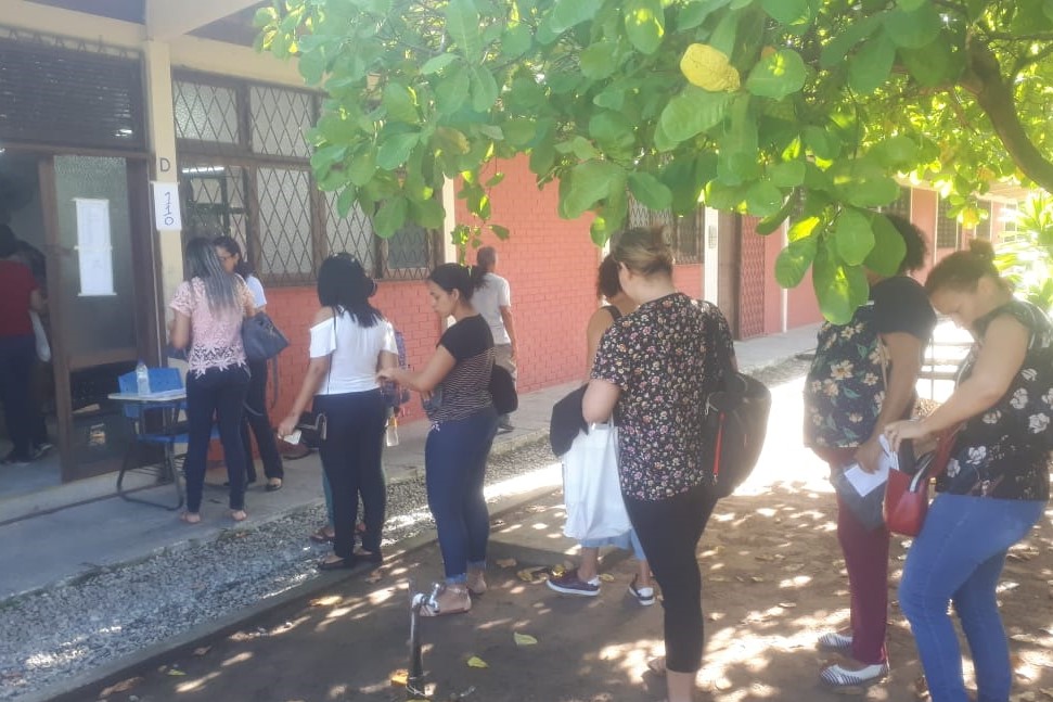 Candidatos na entrada das salas para realizar provas